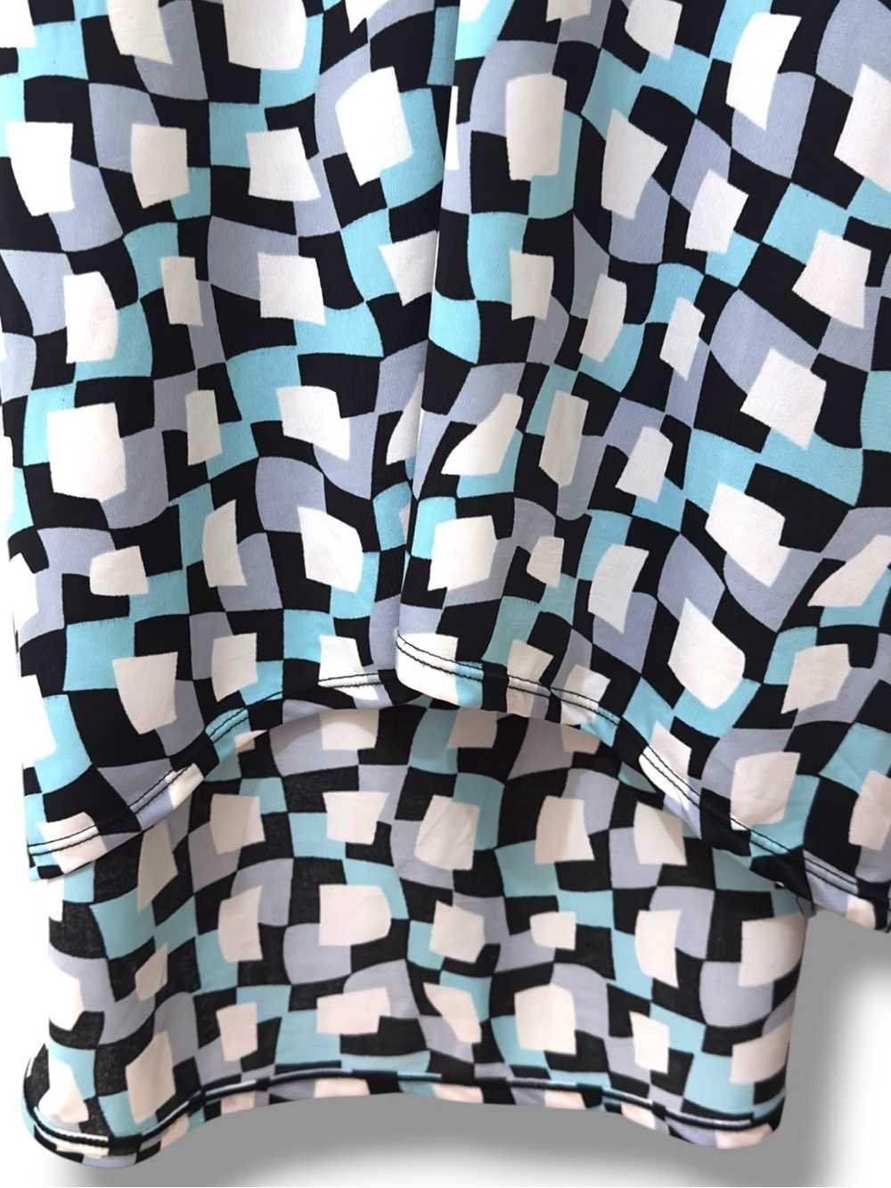 BCBGMaxAzria | EUC Blue White Geometric Print Stretch Wrap Midi Dress (size M) - Picture 9 of 12